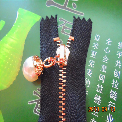拉鏈廠家供應 高檔時裝拉鏈、玫瑰金拉鏈與珍珠鏈拉頭詳解